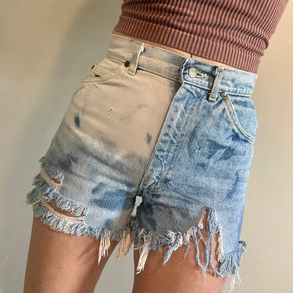 Vintage high waisted Lee Women's cut off jean Shorts